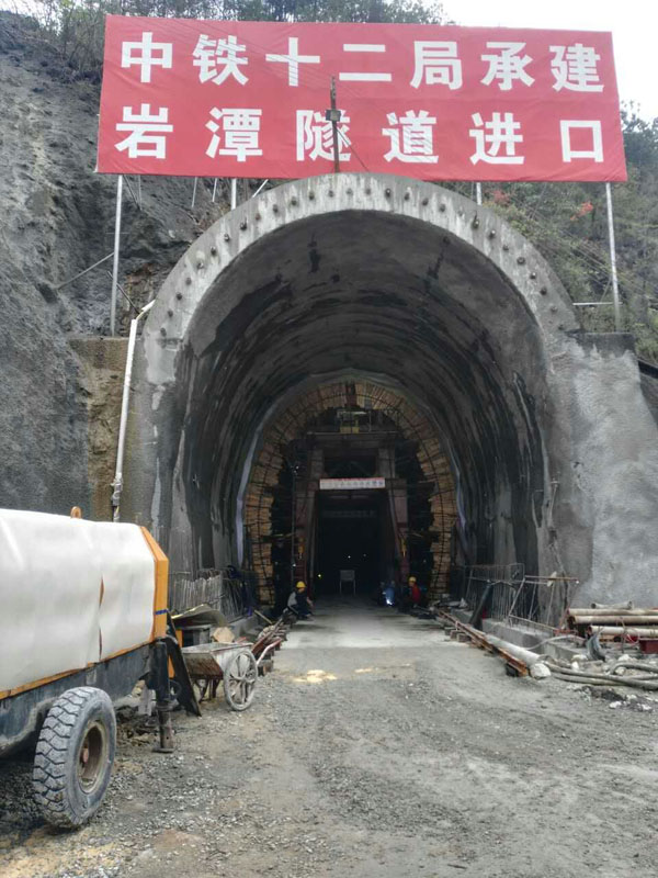 公司臺(tái)車，中鐵十二局巖潭鐵路隧道項(xiàng)目工地