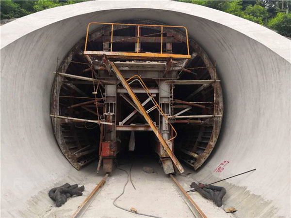 襯砌臺車的定位操作要怎么進行？